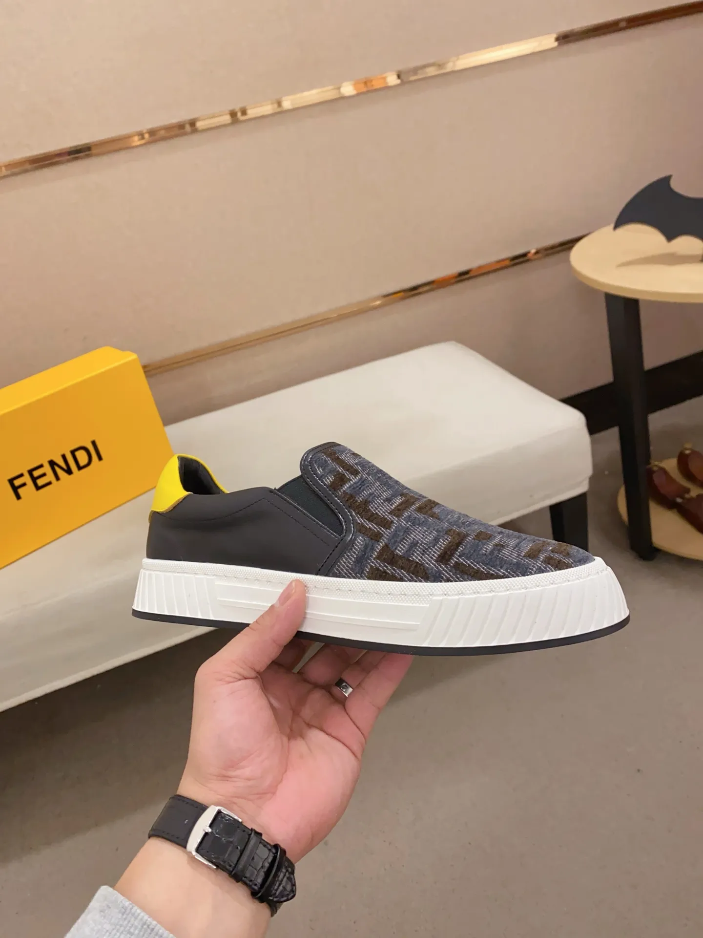 Men's shoes 💰 400💰 (fendi) New style 👊🏻 upper 🇮🇹 imported cowhide fabric 🇩🇪 lining imported sheepskin lining. The original outsole is molded to highlight the identity of every man, and the upper foot is elegant and stable🚶🏻🚶🏻The high-end custom counters reproduce the original version📯No matter the wind or rain, the shoe last remains unchanged and can withstand the verification of time🔍️,🔵 Size: 38-44